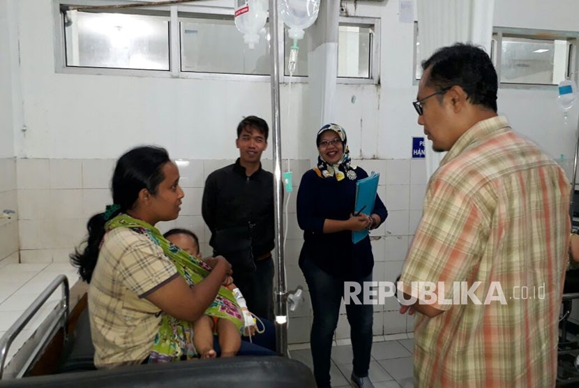 Wakil Wali Kota Sukabumi Achmad Fahmi menjenguk sejumlah warga di RSUD R Syamsudin SH Kota Sukabumi. (Ilustrasi)