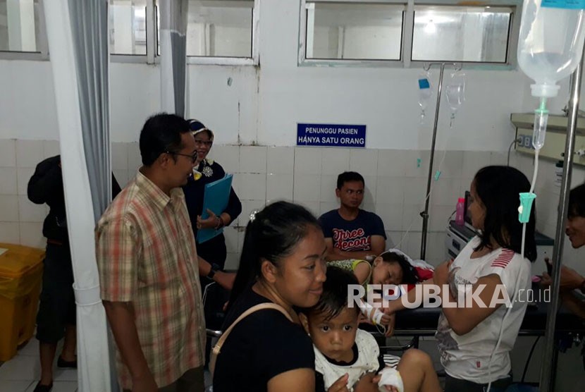 Wakil Wali Kota Sukabumi Achmad Fahmi menjenguk sejumlah warga yang mengalami gejala keracunan diduga berasal dari bubur ayam di RSUD R Syamsudin SH Kota Sukabumi Ahad (5/11).