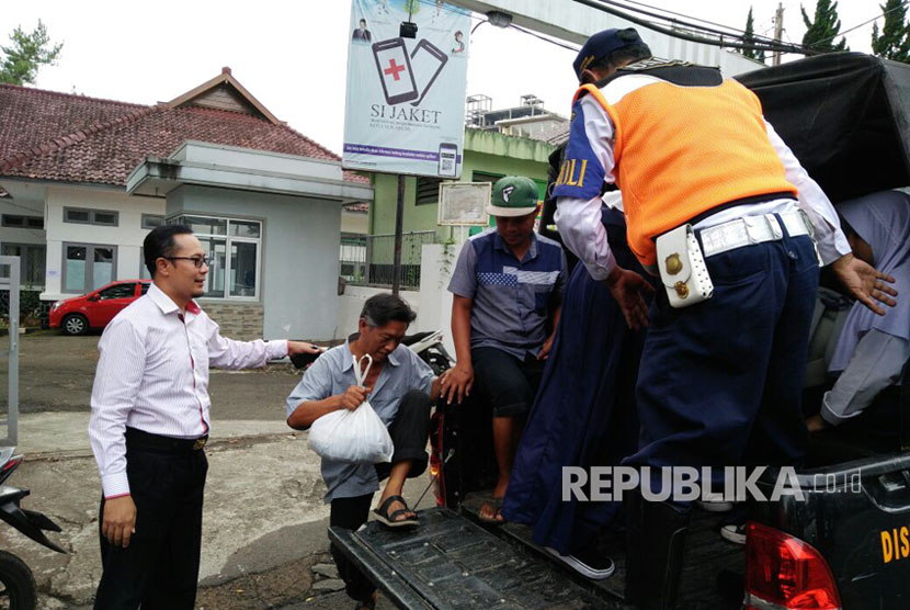 Wakil Wali Kota Sukabumi Achmad Fahmi menyisir penumpang yang terlantar sebagai akibat angkot mogok untuk diangkut menggunakan kendaraan Pemkot Sukabumi Selasa (26/9).