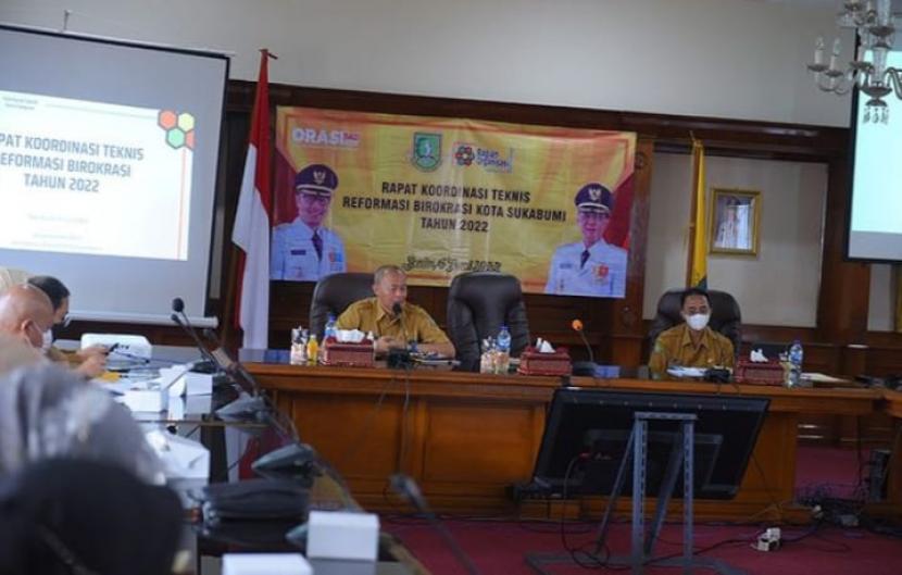 Wakil Wali Kota Sukabumi Andri S Hamami dan Sekda Kota Sukabumi Dida Sembada memimpin rakor teknis evaluasi reformasi birokrasi di Balai Kota Sukabumi, Senin (6/6/2022)