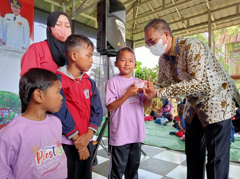 Wakil Wali Kota Sukabumi Andri S Hamami memberikan kartu identitas anak (KIA) dalam program Prestasi di Vila Aku Cantik, Kamis (28/7/2022)