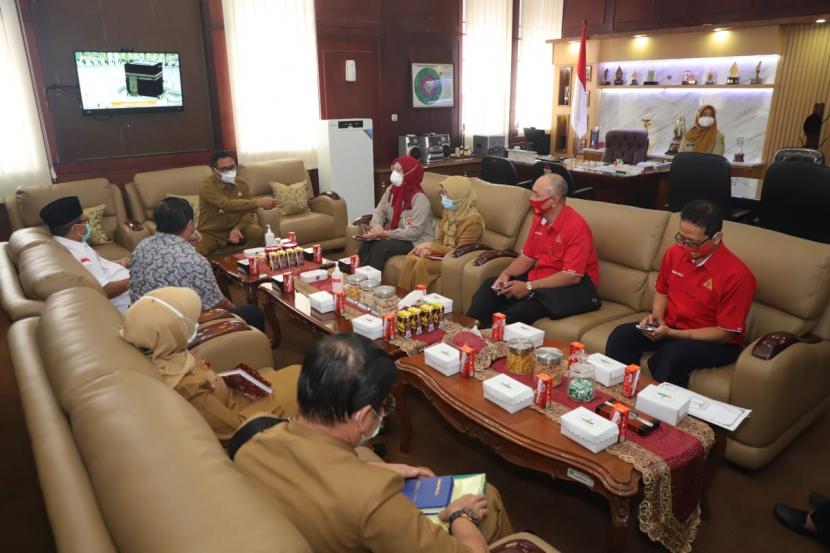 Wakil Wali Kota (Wawali) Kota Malang, Sofyan Edi Jarwoko melakukan pertemuan dengan Komunitas Plasma Hero di Balai Kota Malang, Senin (15/2).