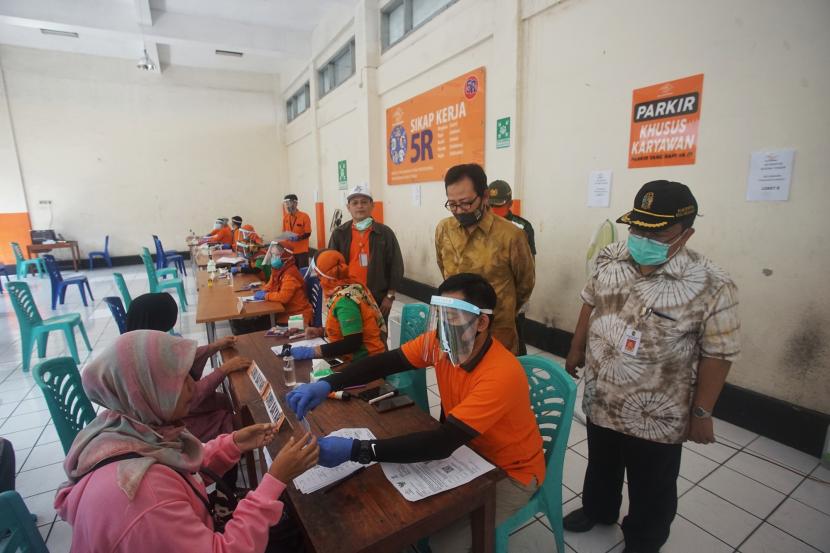  Wakil Wali Kota Yogyakarta, Heroe Poerwadi (kedua kanan), menyaksikan penyaluran dana bantuan sosial (bansos) bagi warga Kota Yogyakarta di Kantor Pos Yogyakarta. 
