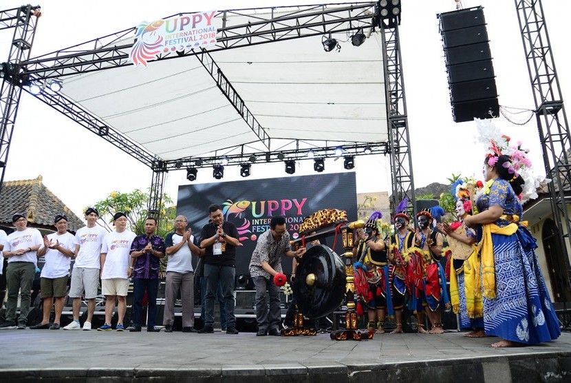 Wakil Wali Kota Yogyakarta, Heroe Poerwadi, membuka gelaran International Guppy Festival 2018 Yogyakarta di Plaza Pasar Ngasem. 