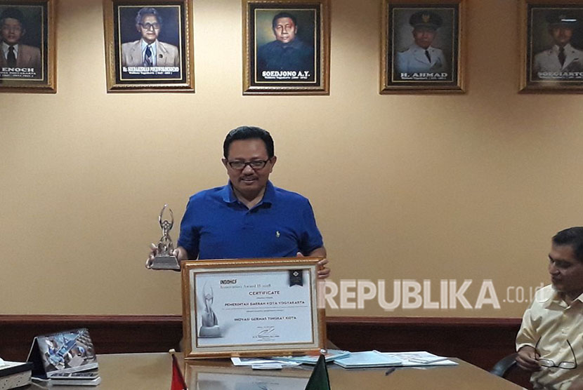Wakil Wali Kota Yogyakarta, Heroe Poerwadi, mengatakan ada dua tenaga medis yang terkena corona dan menjalani isolasi mandiri.