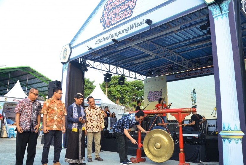 Wakil Wali Kota Yogyakarta, Heroe Poerwadi, memukul gong membuka Festival Kampung Wisata di XT Square.