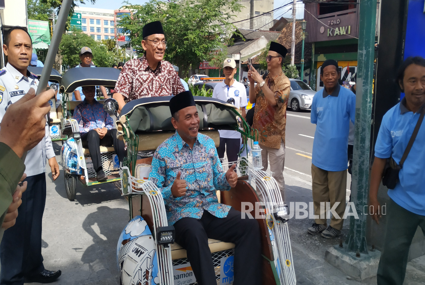 Wakil Wali Kota Yogyakarta, Wawan Harmawan mencoba mengendarai Betrik 1912 usai peluncuran becak listrik ramah lingkungan inovasi UAD tersebut di Grha SM Tower, Kota Yogyakarta, Sabtu (15/3/2025).