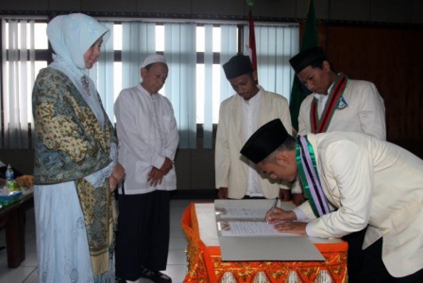 Wakil Walikota Banda Aceh, Illiza Sa'aduddin Djamal (kiri), menyaksikan penandatangan serah terima kepengurusan Pelajar Islam Indonesia (PII) Kota Banda Aceh periode 2012-2013 di Banda Aceh, Sabtu (29/12).