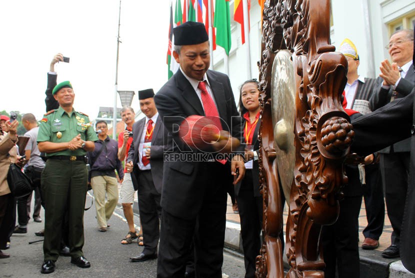  Wakil Walikota Bandung Ayi Vivananda sedang memukul gong sebagai tanda dimulainya peringatan 58 Tahun Konferensi Asia Afrika di gedung Merdeka, Bandung, Kamis (18/4). (Republika/Arief Maulana Hasan)