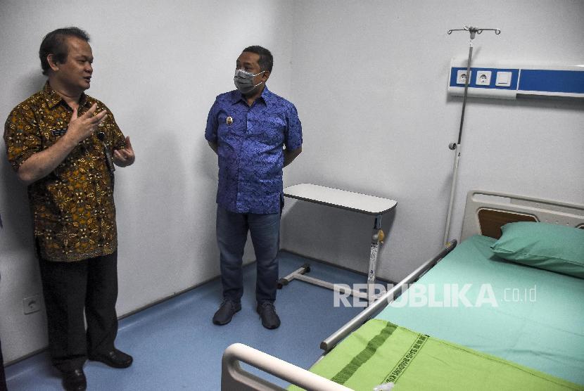 Wakil Walikota Bandung Yana Mulyana (kanan) meninjau Ruang Isolasi di Rumah Sakit Khusus Ibu dan Anak (RSKIA) Kota Bandung, Jalan KH. Wahid Hasyim, Kota Bandung, Jumat (13/3).