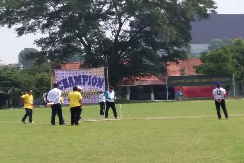 Wakil Walikota Bogor Usmar Hariman melakukan pemukulan pertama pada pertandingan perdana Babak Kualifikasi PON XIX cabang cricket di Asrama Pusdikzi Bogor, Jawa Barat, Ahad (18/10).