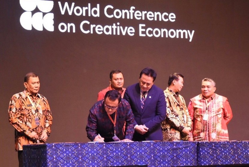 Wakil Walikota Denpasar, IGN Jaya Negara saat penandatanganan MoU Pengembangan Potensi Ekonomi Kreatif dengan Kepala Bekraf RI, Triawan Munaf serangkaian World Conference on Creative Economy atau WCCE di Nusa Dua, Bali, Rabu (7/11).