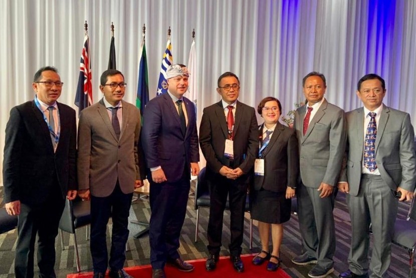 Wakil Walikota Denpasar, IGN Jaya Negara (tengah) bersama Lord of mayor Brisbane Mr. Graham Quirk (ketiga kiri) beserta jajaran pemerintah Kota Denpasar saat mengisi rangkaian Asia Pasific City Summit and Mayors Forum, di Brisbane, Australia, Senin (8/7).