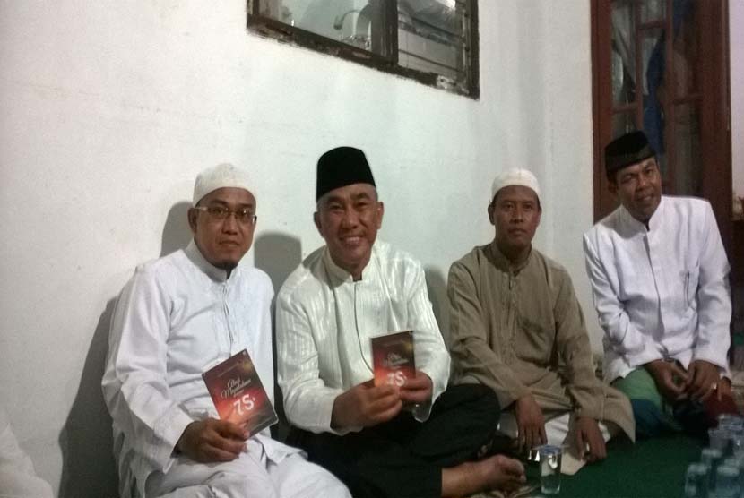 Wakil Walikota Depok Dr KH Idris Abdul Shomad (kedua dari kiri) bersama penulis buku 
