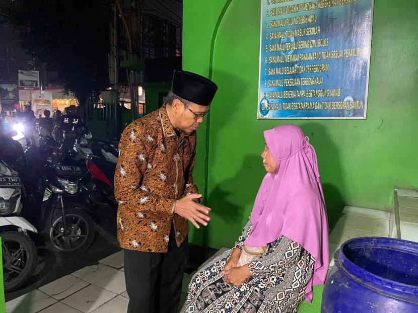 Wakil Walikota Depok Imam Budi Hartono menenangkan seorang ibu yang anaknya ikut dalam bus yang mengalami kecelakaan.