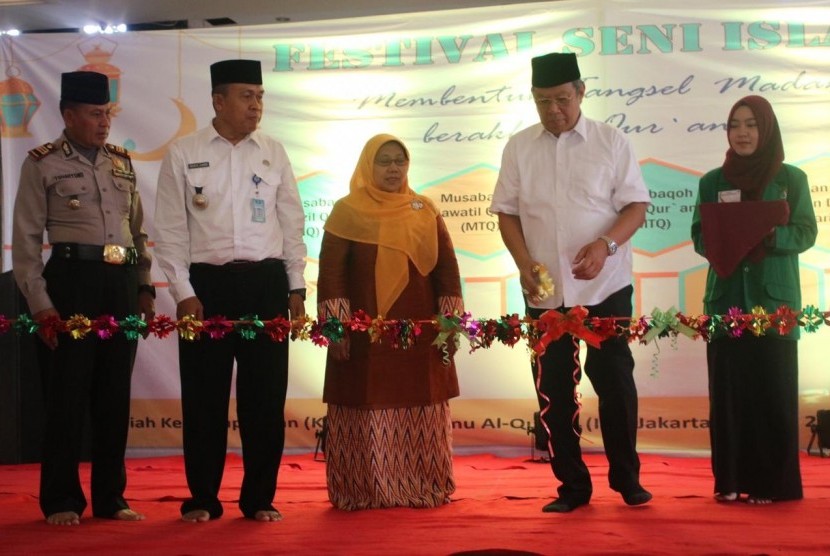 Wakil Walikota Tangerang Selatan,  Drs  H Benyamin Davnie membuka secara resmi Festival Seni Islami Se-Tangsel yang diadakan oleh mahasiswa Kuliah Kerja Lapangan (KKL) IIQ.