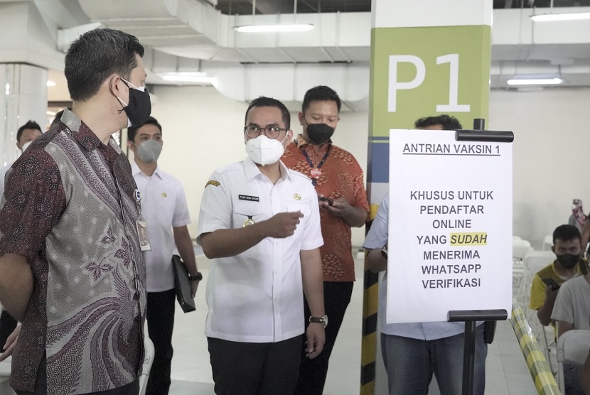 Wakil Walikota Tangerang Selatan, Pilar Saga Ichsan meninjau langsung pelaksanaan vaksinasi di Living World Alam Sutera menargetkan hingga 6.200 dosis untuk masyarakat umum ini.
