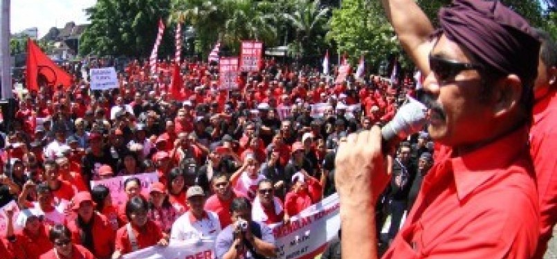 Wakil Walikota (Wawali) Solo, FX Hadirudyatmo, melakukan orasi saat ribuan massa PDI-P melakukan aksi tolak kenaikan BBM di Solo, Jateng, Selasa (27/3).