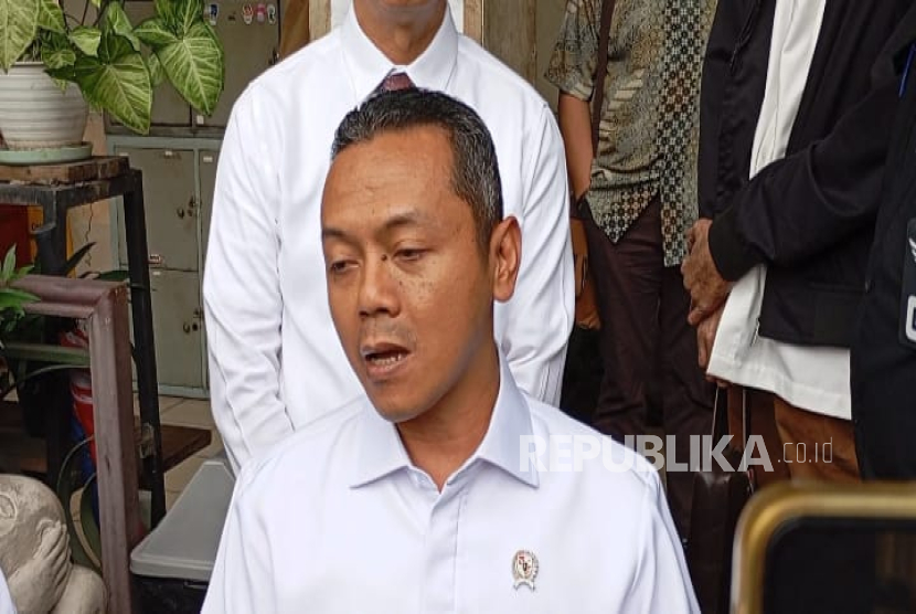 Wakmendikdasmen Fajar Riza Ul Haq memberikan tanggapan terkait kebijakan menghapus tugas PR dan masuk sekolah pukul 06.30 WIB di Jabar, Senin (16/5/2025). 