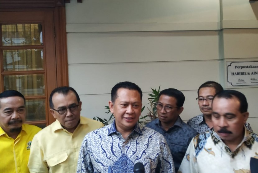 Wakorbid Pratama Golkar Bambang Soesatyo menyambangi kediaman Presiden RI ke-3 BJ Habibie, Senin (15/7) sore. 