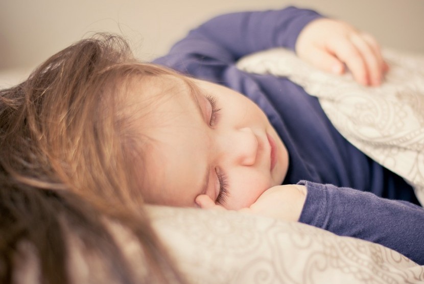 Waktu tidur yang cukup berpengaruh pada kesehatan mental anak.