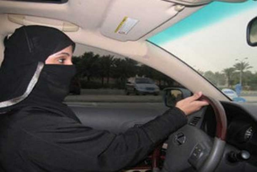 Wanita Arab Saudi mengemudikan mobil. (ilustrasi)