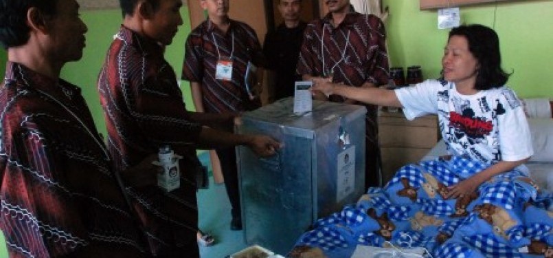 Walau sakit, Nungun Nurjanah (49), warga Sukajadi, tetap menyalurkan suaranya dalam Pilgub Banten 2011.