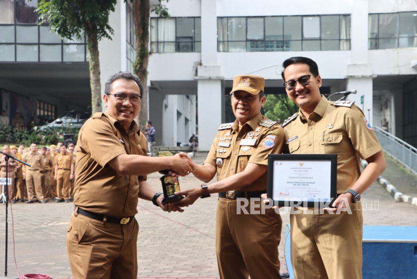 Wali dan Wakil Wali Kota Cimahi, Ngatiyana-Adhitia Yudisthira (kanan) Bersama Kepala Badan Pengelola Keuangan dan Aset Daerah Kota Cimahi, Harjono (kanan).