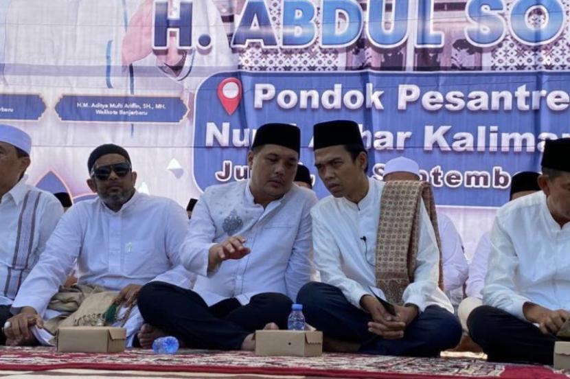Wali Kota Aditya dan UAS menghadiri tabligh akbar dan meletakkan batu pertama di Masjid di Ponpes Nurul Azhar Kalimantan, Kecamatan Cempaka.