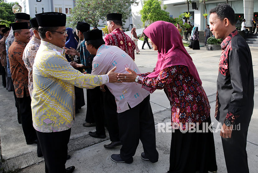 Wali Kota Aminullah Usman (kiri) menyalami Aparatur Sipil Negara (ASN) Pemerintah Kota Banda Aceh saat halal bihalal dan hari pertama masuk kerja, di Banda Aceh, Aceh, Kamis (21/6). 