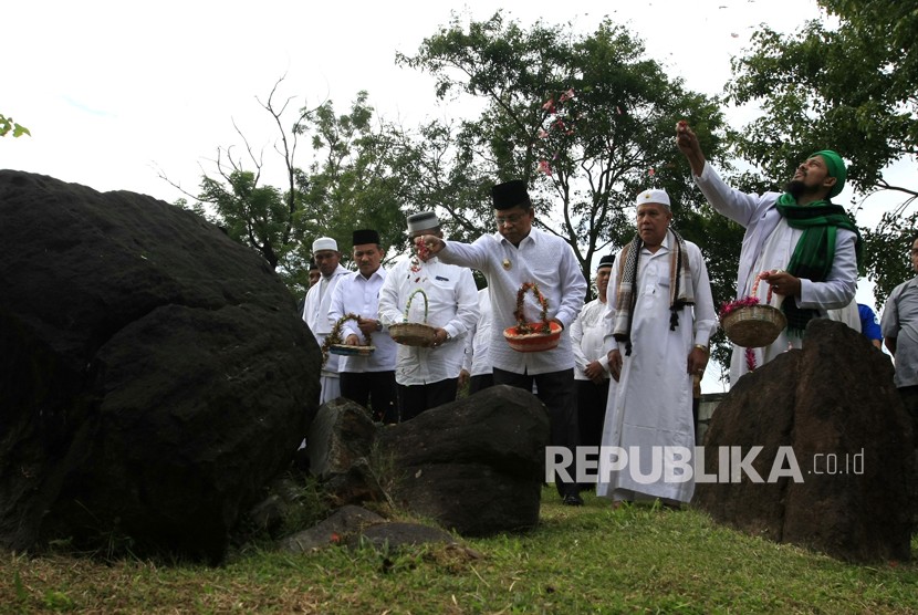 Mayor of Banda Aceh Aminullah Usman (third right) with religious and community leaders sows flowers in mass graves of tsunami victims after holding prayers and recitation together at the 13th anniversary of the tsunami in Banda Aceh, Aceh, Tuesday (December 26).