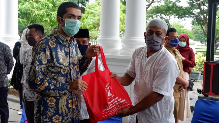 Wali Kota Banda Aceh Aminullah Usman menyalurkan bantuan berupa sembako dari Fatih Bilingual School (Putri) di halaman Pendopo Wali Kota di kawasan Blang Padang, Selasa (19/5).