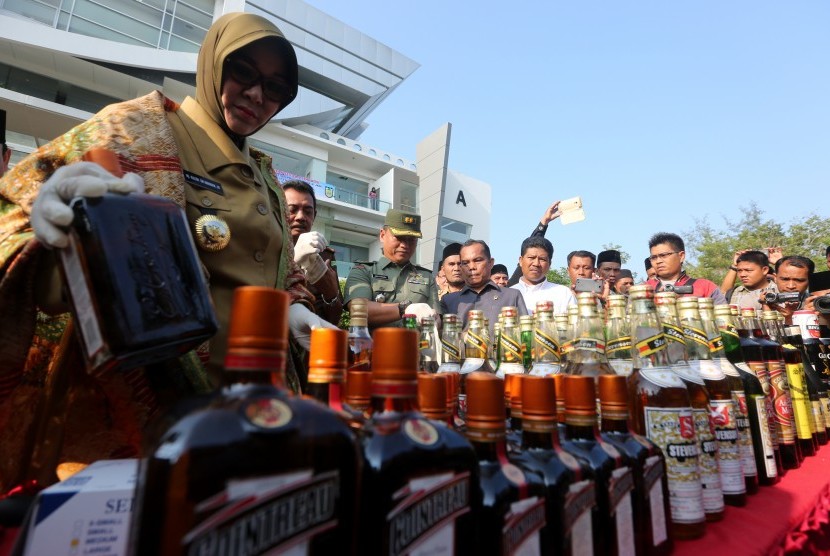 Wali Kota Banda Aceh Illiza Sa'aduddin Djamal (kiri) bersama pejabat Muspida dan petugas memusnakan minuman keras (miras) berbagai merek hasil sitaan polisi syariat islam (Wilayatul Hisbah) di Banda Aceh, Aceh, Senin (7/3). 