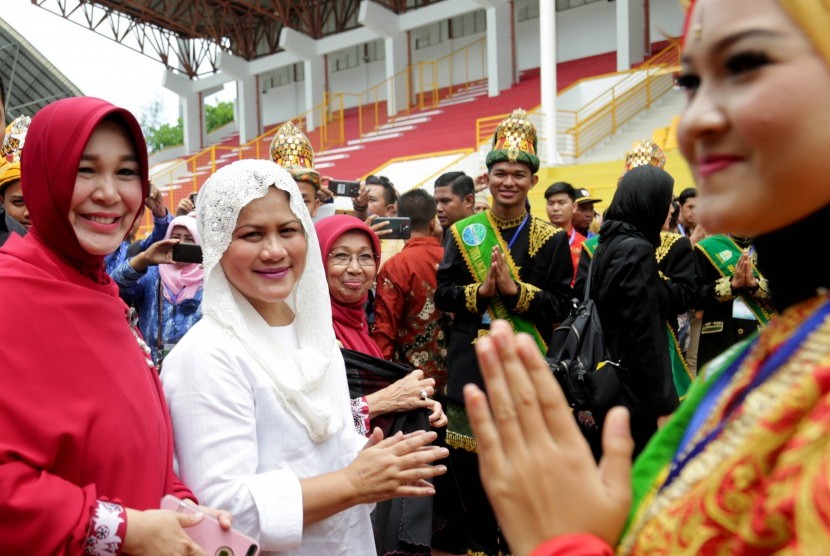 Wali Kota Banda Aceh Illiza Sa’aduddin Djamal (kiri) bersama Ibu Negara Iriana Joko Widodo (kedua kiri). 