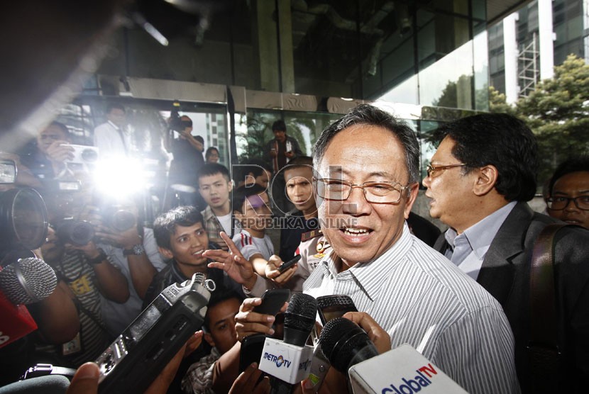  Wali Kota Bandung Dada Rosada memenuhi panggilan Komisi Pemberantasan Korupsi di gedung KPK, Jakarta, Kamis(4/4).  (Republika/Adhi Wicaksono)