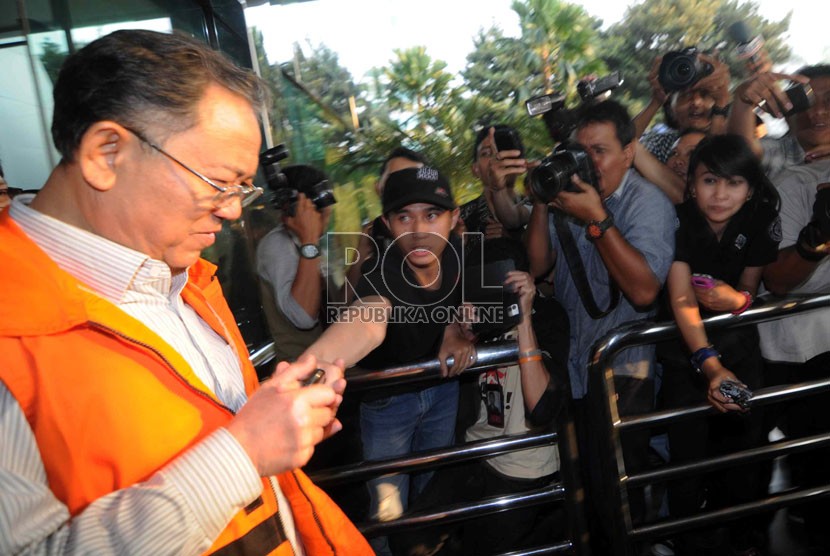 Wali Kota Bandung Dada Rosada menuju mobil tahanan usai diperiksa di Gedung KPK, Jakarta, Senin (19/8). ( Republika/ Wihdan)