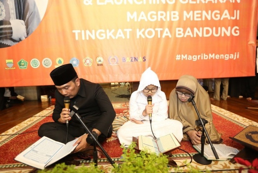Wali Kota Bandung H Ridwan Kamil tengah membaca Alquran dalam kegiatan pencanangan Gerakan Maghrib Mengaji di Kota Bandung, beberapa waktu lalu.
