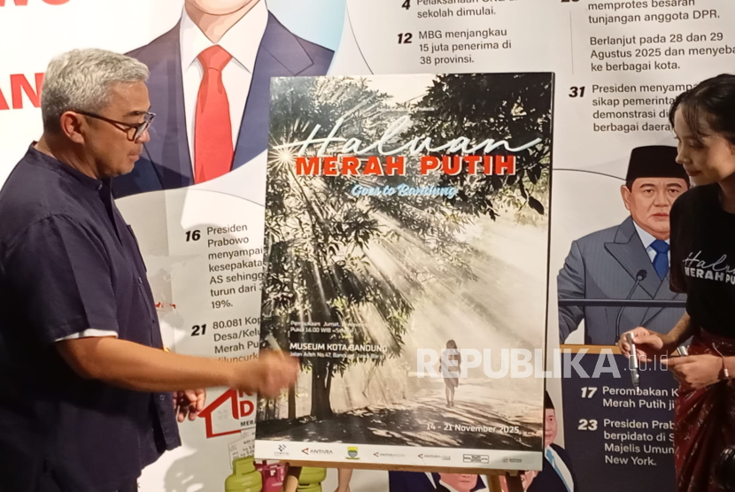 Wali Kota Bandung M Farhan tengah melihat foto-foto Presiden dan Wakil Presiden Prabowo-Gibran selama satu tahun pemerintahan dalam pameran foto jurnalistik yang digelar di Museum Kota Bandung, Jumat (14/11/2025). 