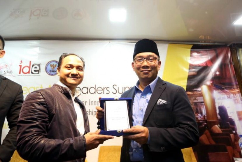 Wali Kota Bandung M. Ridwan Kamil menerima penghargaan IDE (Institute of Democracy and Education) Awards sebagai Man Of the Years