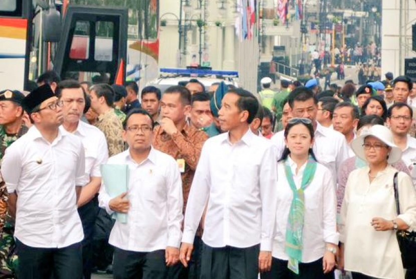 Wali Kota Bandung mendampingi Presiden Jokowi.