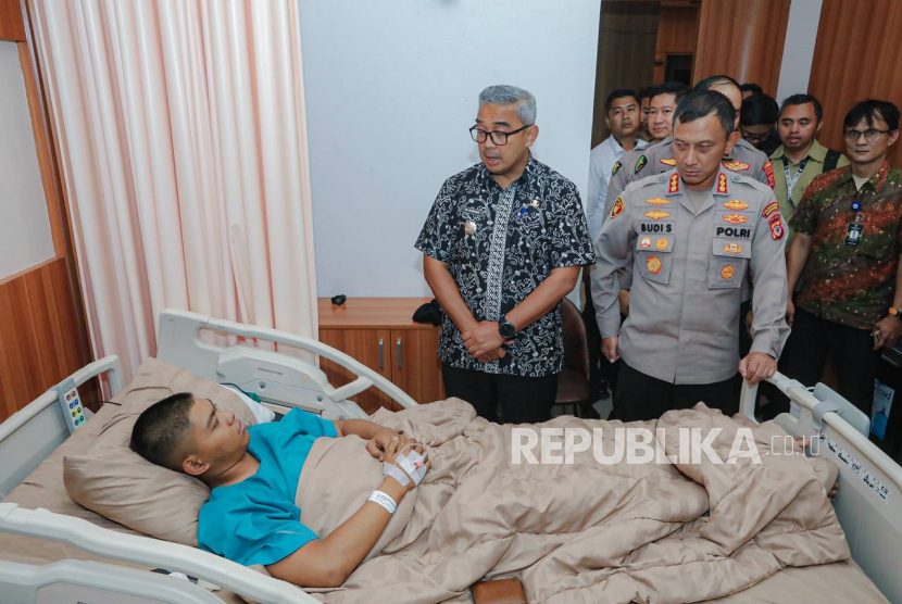 Wali Kota Bandung Muhammad Farhan bersama Kapolrestabes Bandung Kombes Pol Budi Sartono menjenguk sejumlah anggota kepolisian yang terluka di RS Bhayangkara Sartika Asih, Senin (26/5/2025).