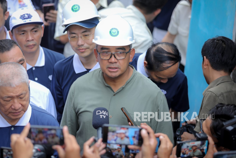 Wali Kota Bandung Muhammad Farhan di lokasi Kick Off Peresmian 500 Rutilahu Kota Bandung, Ruko Plaza Pagarsih Jalan Pagarsih, Sabtu (3/5/2025).