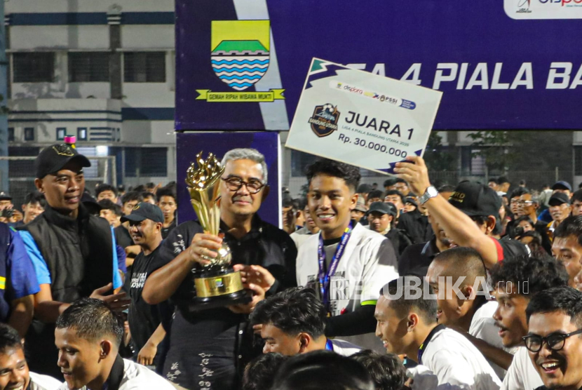 Wali Kota Bandung, Muhammad Farhan hadir dalam penyerahan trofi juara Liga 4 Piala Bandung Utama 2025, di Bandung, Ahad (19/10/2025). 