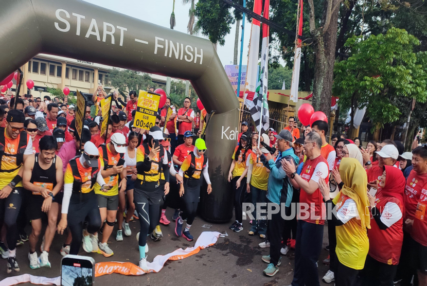 Wali Kota Bandung, Muhammad Farhan melepas peserta Notarius Run, di Jalan Dipatiukur, Kota Bandung, Ahad (14/9/2025). 