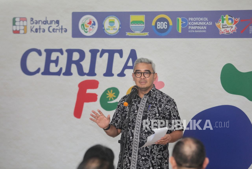 Wali Kota Bandung, Muhammad Farhan membuka Cerita Fest: Bandung Kota Cerita di Micro Library Alun-alun Bandung, Sabtu (28/6/2025).