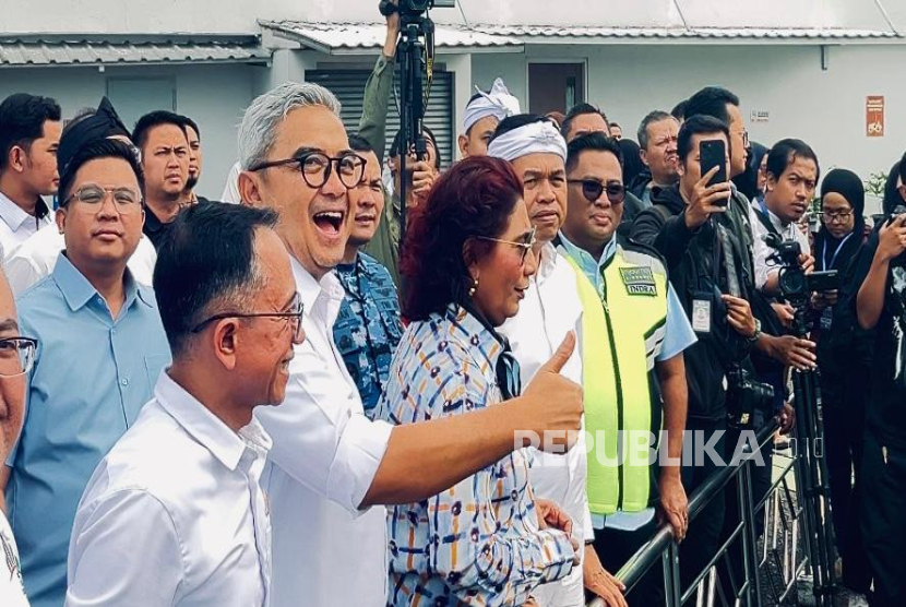 Wali Kota Bandung, Muhammad Farhan menghadiri inagurasi penerbangan perdana Susi Air di Bandara Husein Sastranegara.