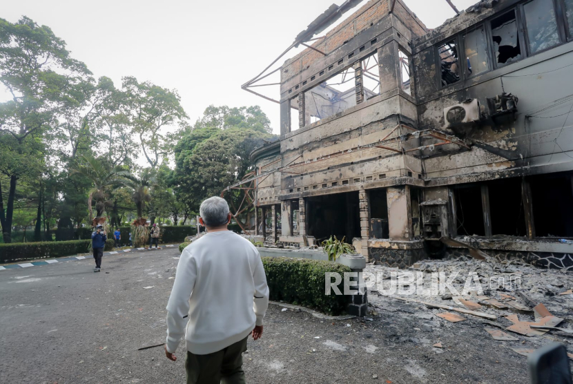 Wali Kota Bandung Muhammad Farhan meninjau sejumlah bangunan yang terbakar dan mengalami kerusakan parah pada Sabtu (30/8/2025) 