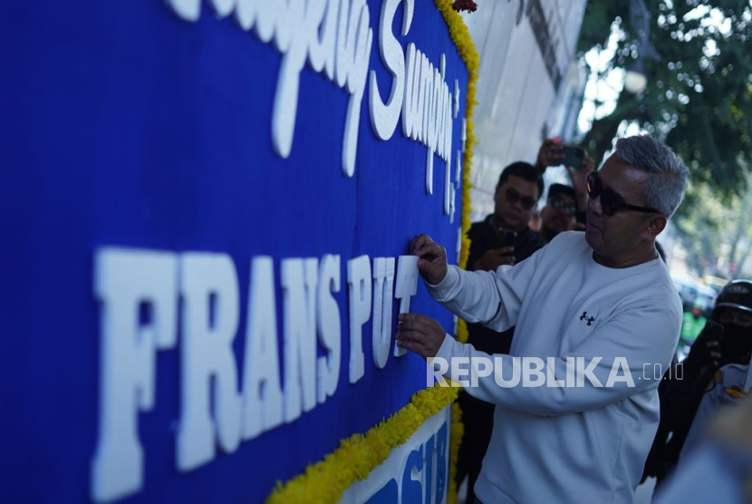 Wali Kota Bandung, Muhammad Farhan menyusun huruf demi huruf nama pemain baru berpaspor Irak di karangan bunga perkenalan dari Persib Bandung, Rabu (16/7/2025).