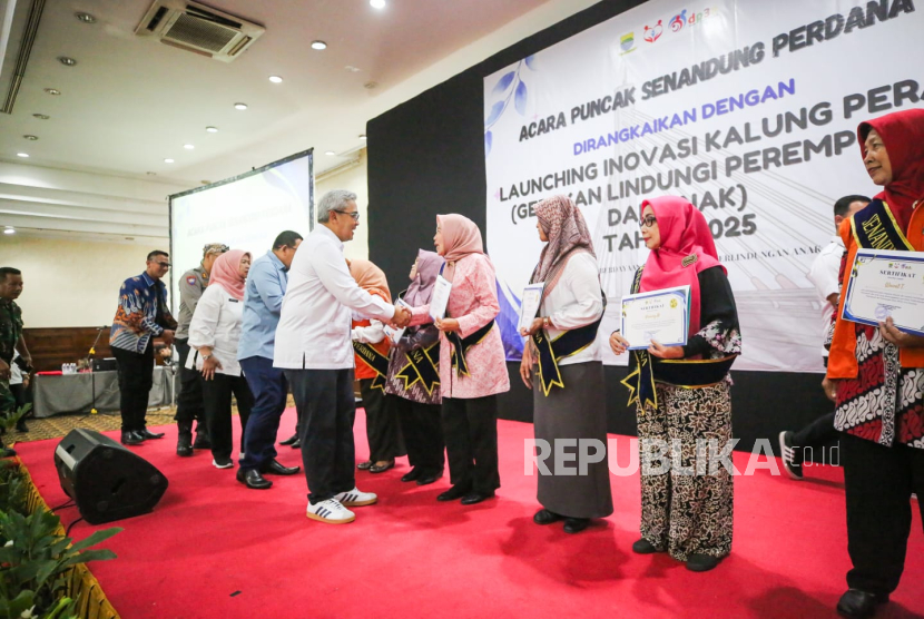 Wali Kota Bandung, Muhammad Farhan pada puncak acara Senandung Perdana Tahun 2025 yang dirangkaikan dengan Launching Inovasi Kalung Perak (Gerakan Lindungi Perempuan dan Anak), Rabu (3/12/2025).