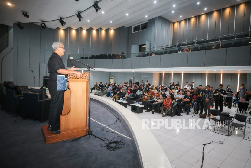 Wali Kota Bandung, Muhammad Farhan saat memberikan sambutan di acara sosialisasi perlindungan kekayaan intelektual musik tradisional